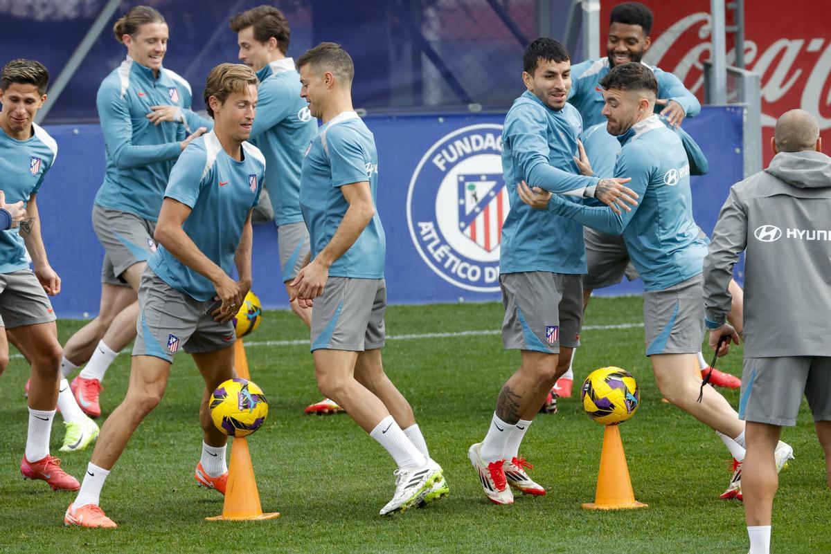 Llorente y Azpilicueta, en un ejercicio del entrenamiento de este viernes.