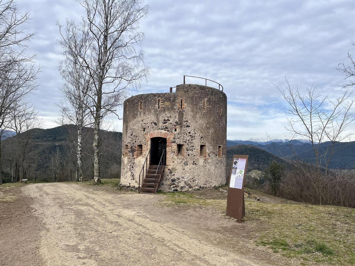 Torre de Sant Francesc, al cim del Volcà Montsacopa