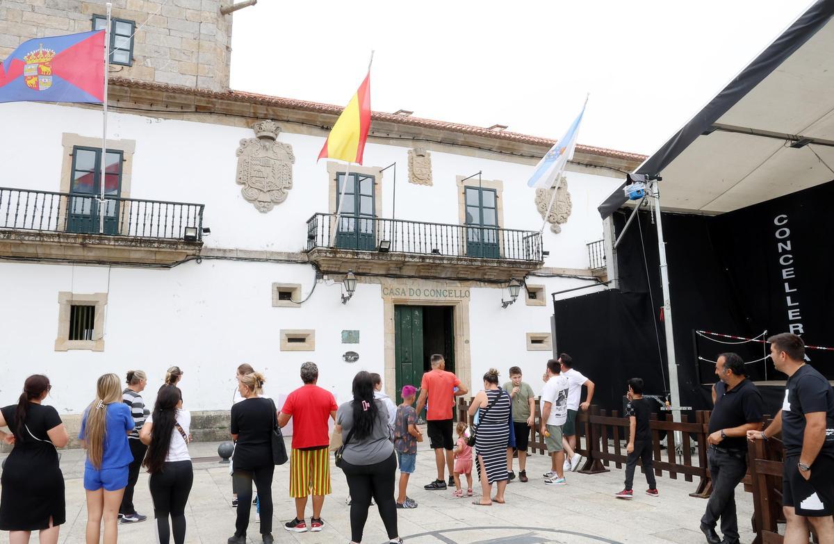 Los feriantes protestando con silbatos y bocinas ante el concello baionés
