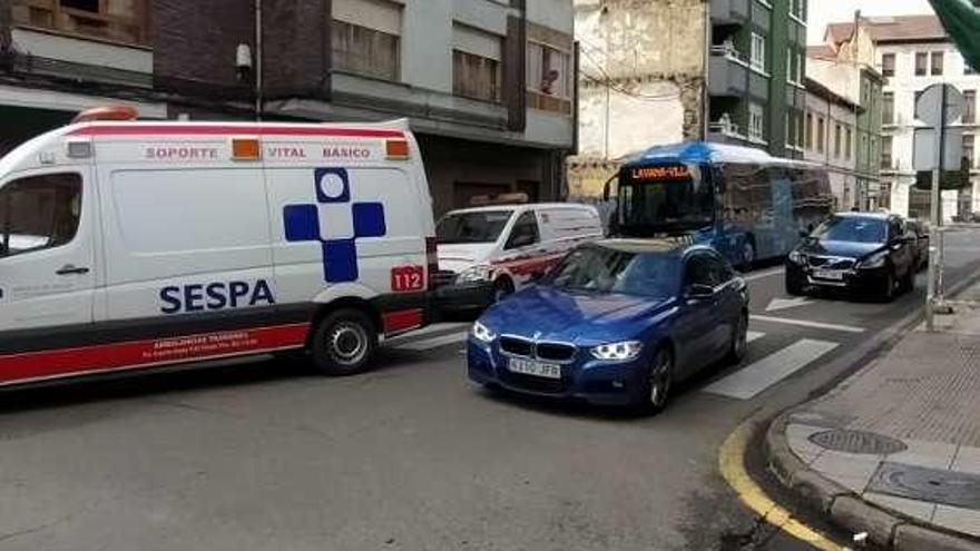 Las ambulancias, junto al autobús en el que viajaban los heridos.