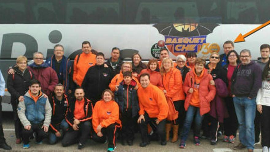 Los aficionados taronja, junto a Yevgen Murzin, durante el viaje.