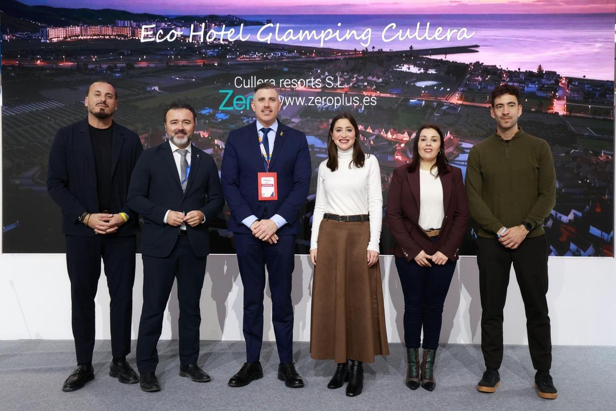 Los promotores y representantes del gobierno local, en Fitur.