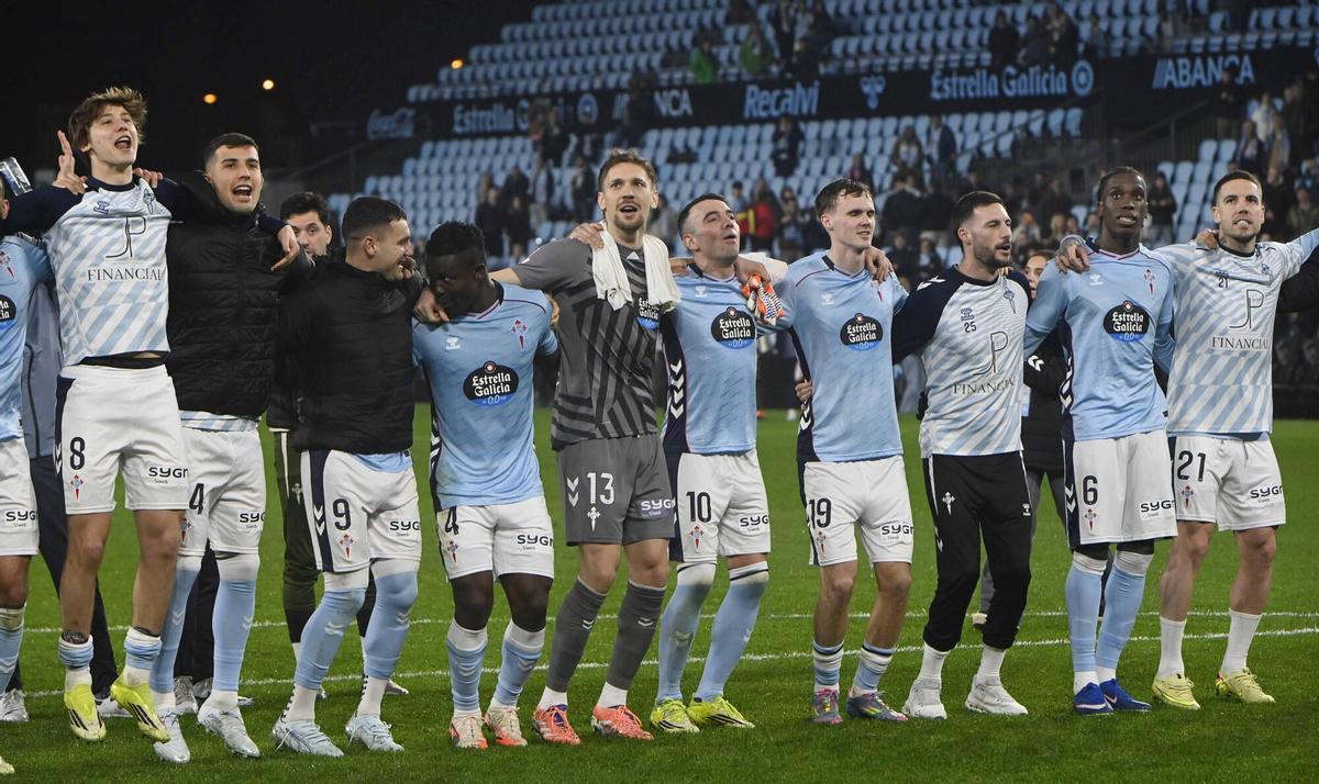 Los jugadores del Celta festejan con la afición al final del partido la victoria ante el Mallorca