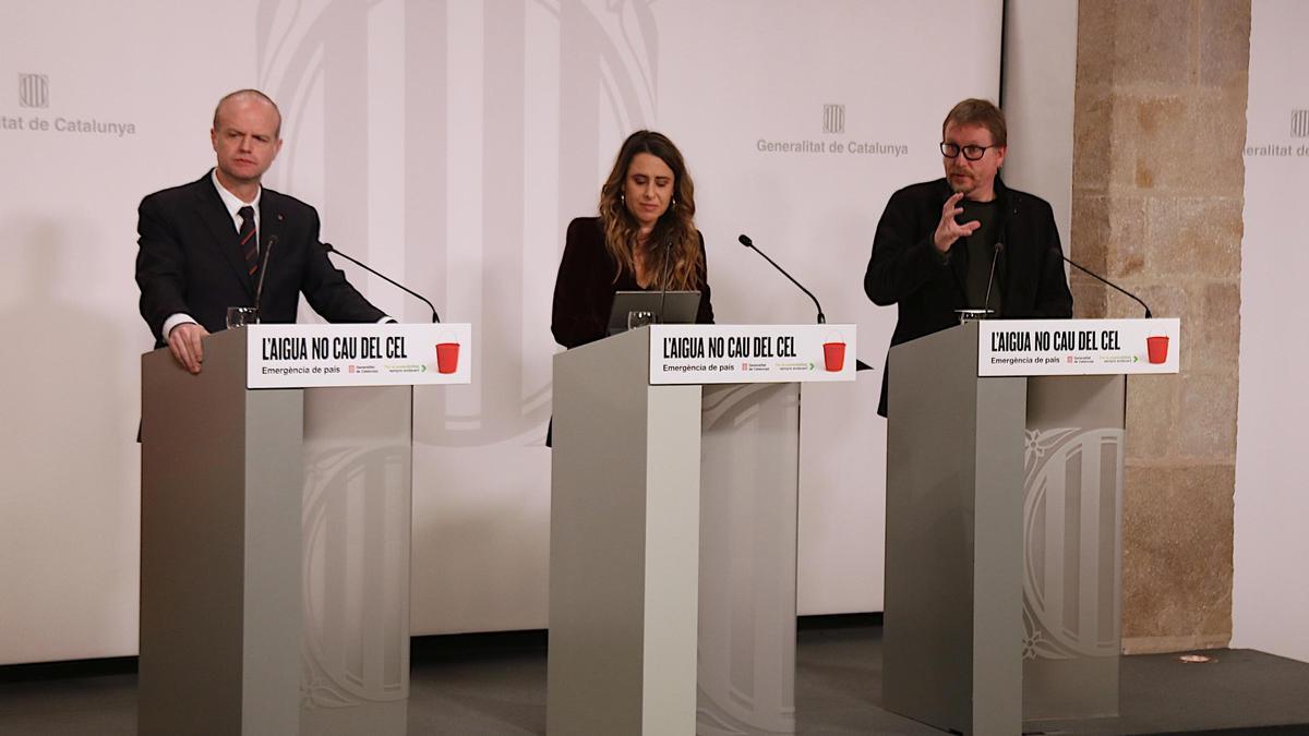 Patrícia Plaja, portaveu del Govern, amb el secretari general d'Acció Climàtica, Alimentació i Agenda Rural, Josep Vidal, i el secretari d'Empresa i Competitivitat, Albert Castellanos