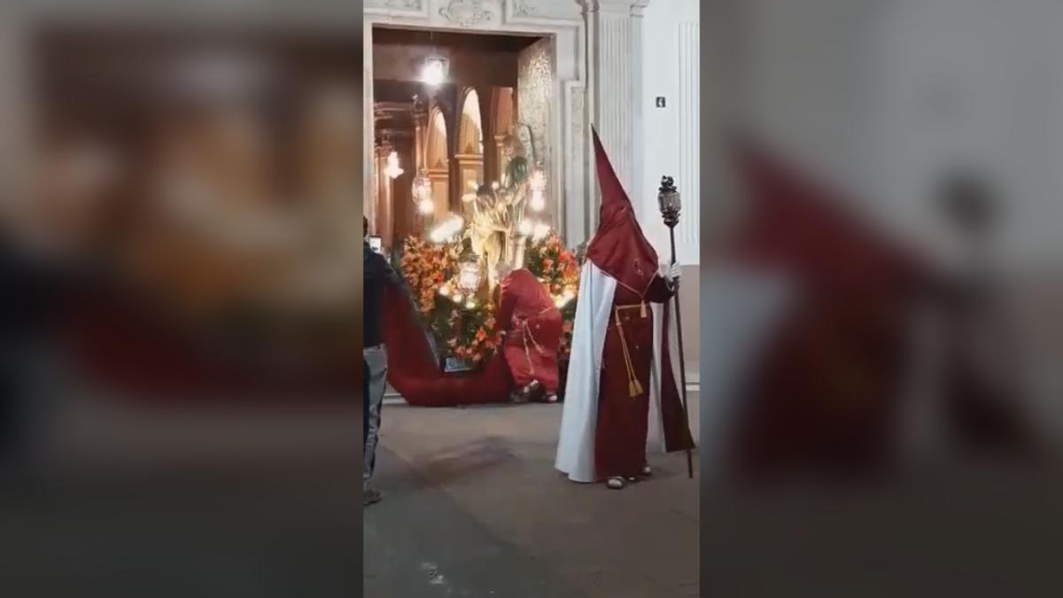 Cae una imagen de Cristo durante una procesión