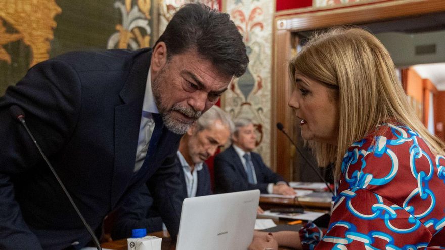 El alcalde de Alicante, Luis Barcala, y la portavoz de Vox, Carmen Robledillo, conversan antes del pleno. | JOSE NAVARRO