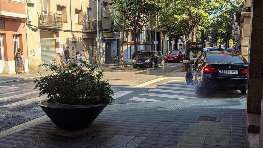 Un vehicle fent virolles en ple centre de Figueres