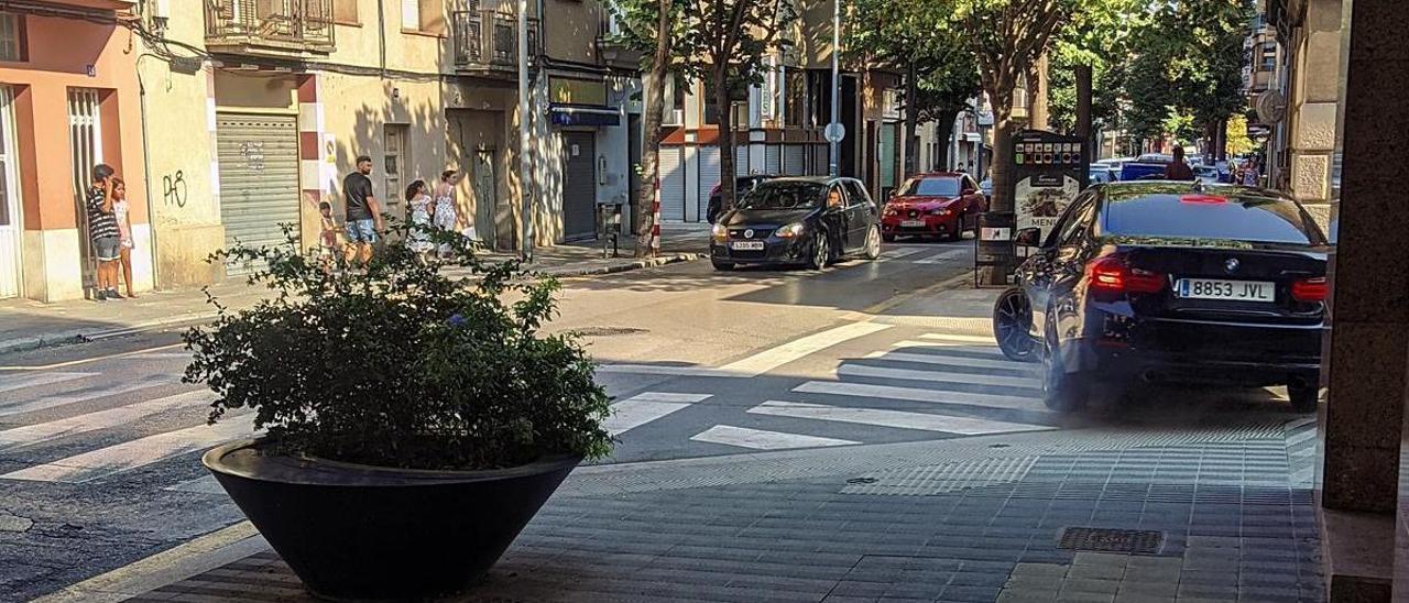 Un vehicle fent virolles en ple centre de Figueres