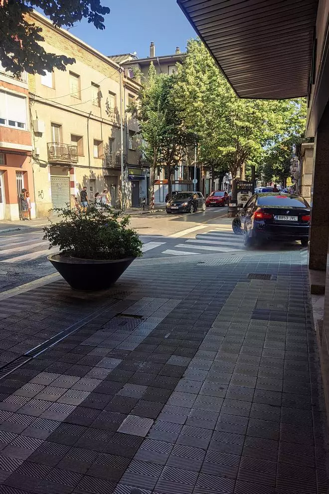 Un vehicle fent virolles en ple centre de Figueres