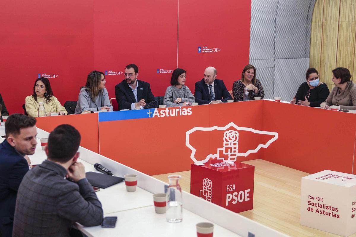 Barbón y el resto de la Comisión Ejecutiva Autonómica de la FSA-PSOE, durante su reunión.