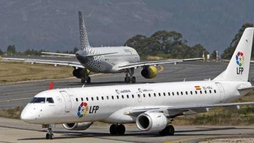 Una avión de Air Europa y otro de Vueling en Peinador. // Marta G. Brea