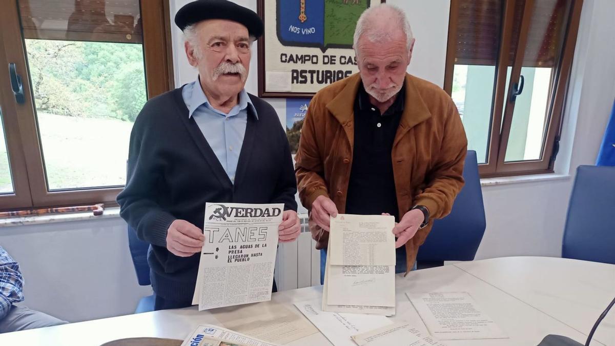 Vicente Gutiérrez Solís, a la izquierda, y Miguel Ángel Fernández Iglesias, con la documentación. | D. O.