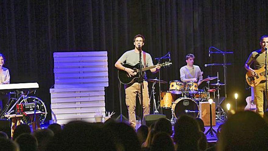 Arlet conquereix la Sala Petita del Kursaal amb «Mil raons»