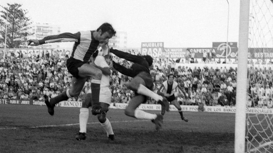 Sarrachini marcó el único gol del Hércules-Mestalla del 15 de octubre de 1972. La crónica de INFORMACIÓN describió que Sarrachini resolvió el encuentro al entrar al remate con mucha valentía después de que el meta valenciano Ramírez (ambos aparecen en la foto) se hiciera un lío con un defensa.