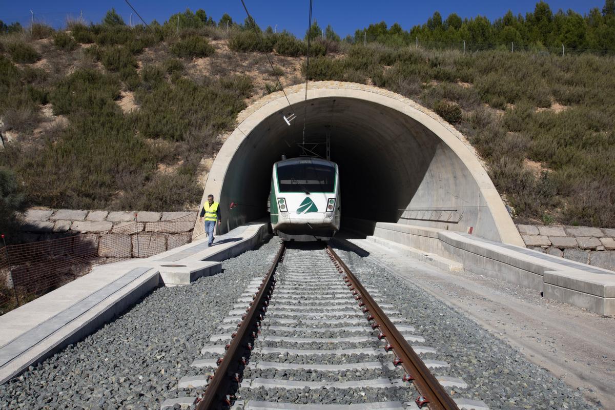 Trazado entre La Encina y Xàtiva que se utilizará mientras el actual se transforma a ancho internacional, a partir de enero.