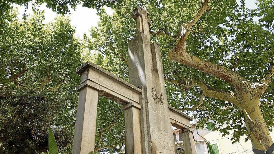 Imagen del monumento a los Caídos de Sóller. Arriba, la cruz que se retirará mañana.
