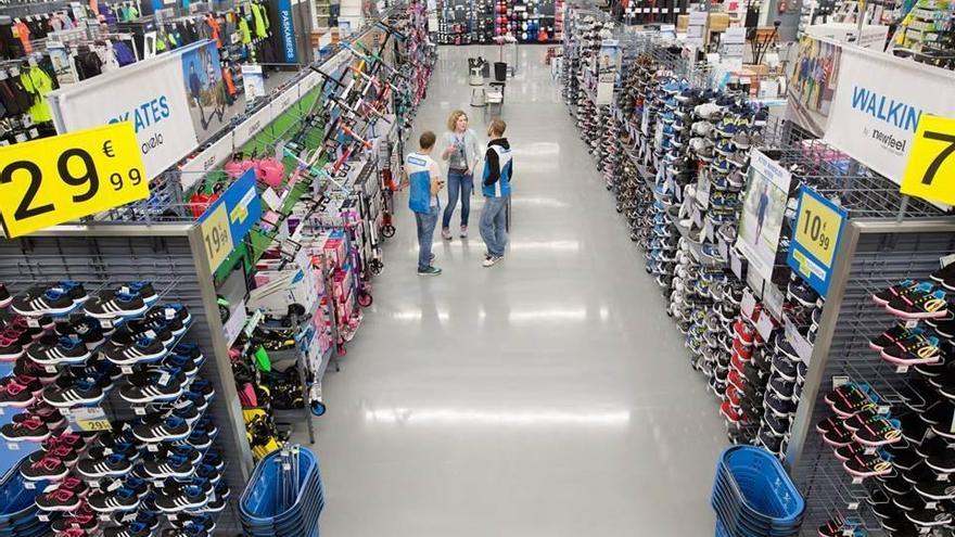 Pelea entre un vigilante de seguridad y un ladrón a la salida de una tienda