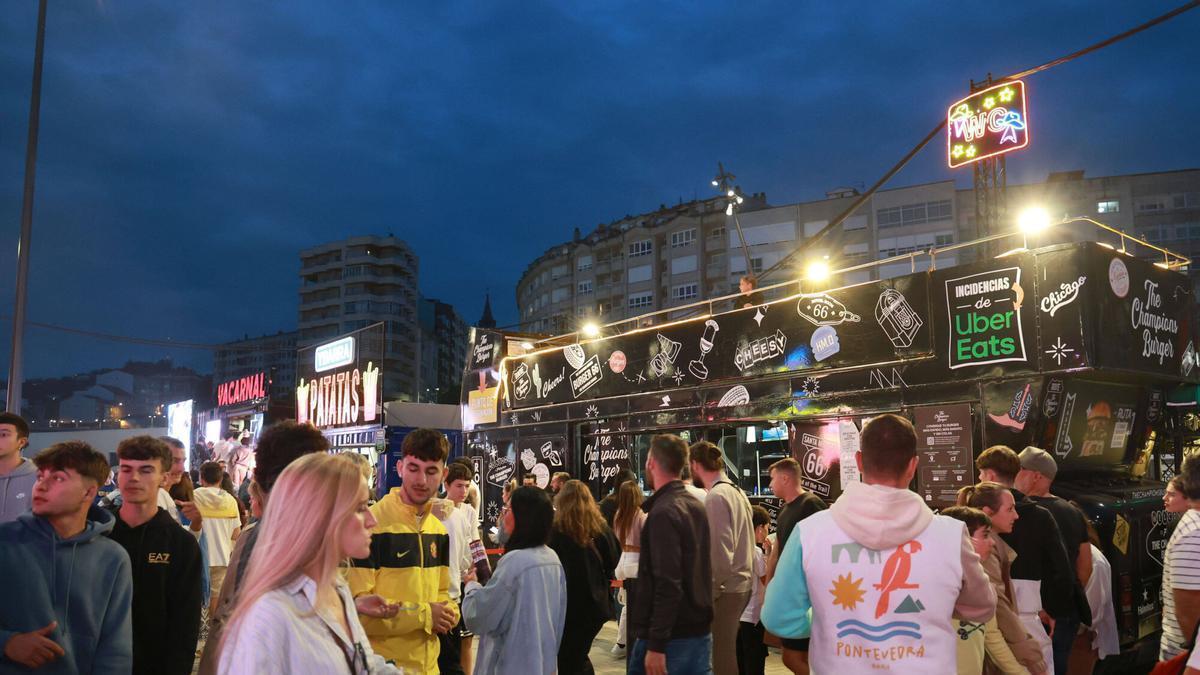 Público en la pasada edición de The Champions Burger, el mayor festival de hamburguesas de España, en la terraza del Centro Comercial Vialia Estación de Vigo