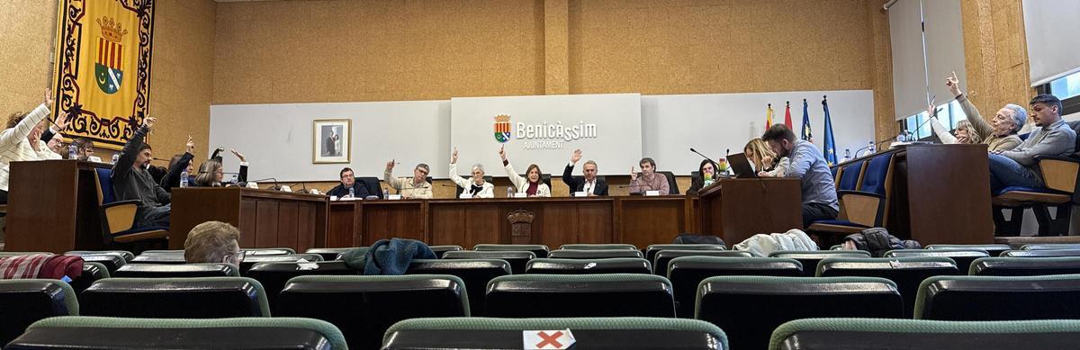 Momento de votación durante el pleno ordinarion de este viernes en Benicàssim.