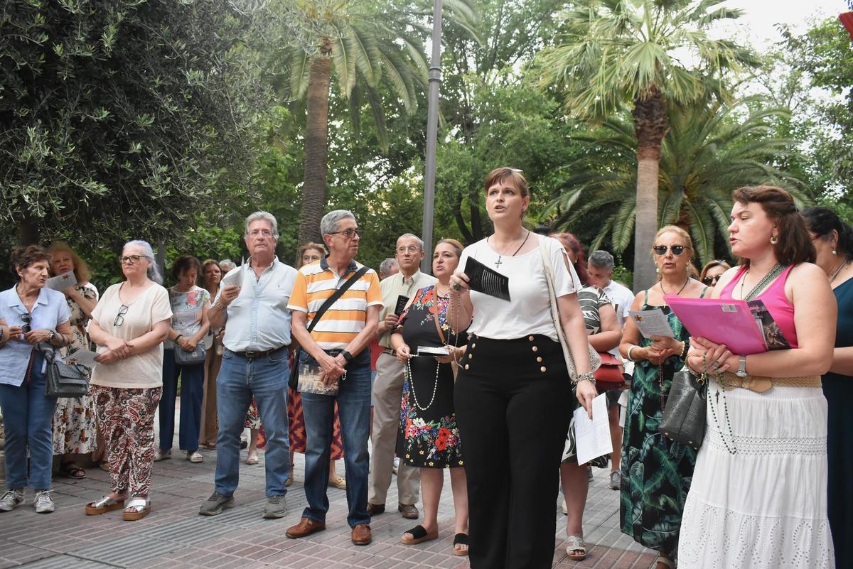 Galería | Decenas de personas rezan un rosario por la Cruz de los Caídos en Cáceres
