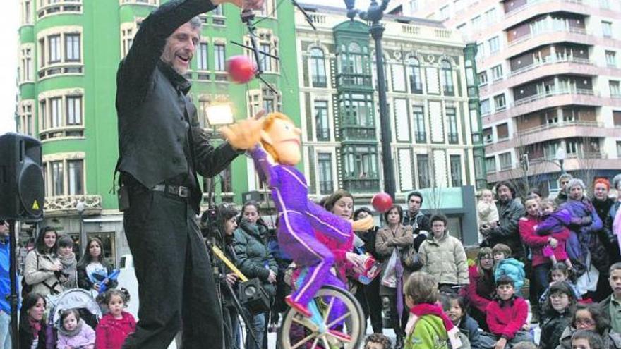 El público gijonés rodea a Jordi Regot durante su espectáculo «Strings &amp; Circus», en la plaza del Parchís.