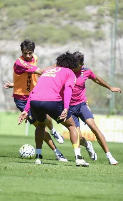 Entrenamiento de la UD Las Palmas en Barranco ...