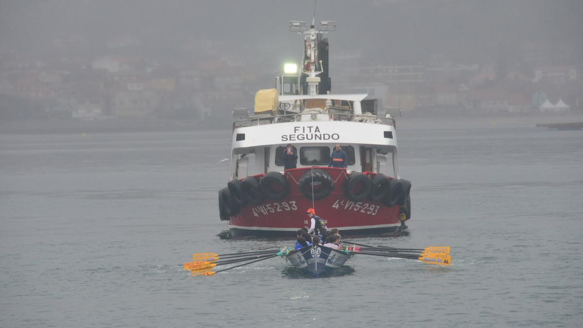 Exhibición de fuerza: unos remeros arrastran un barco de 77 toneladas en Moaña