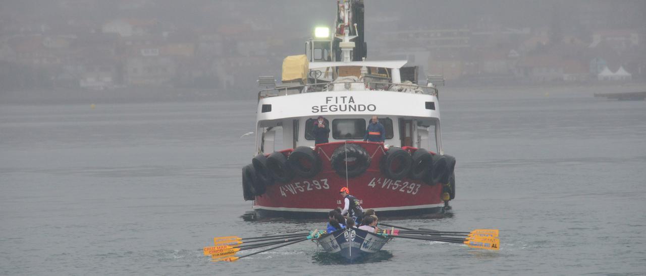 Exhibición de fuerza: unos remeros arrastran un barco de 77 toneladas en Moaña