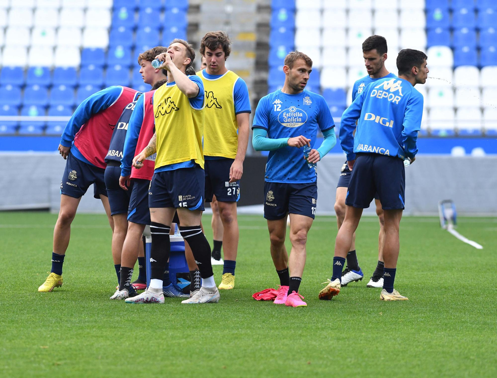 Lucas y Quiles entrenan con máscaras en Riazor