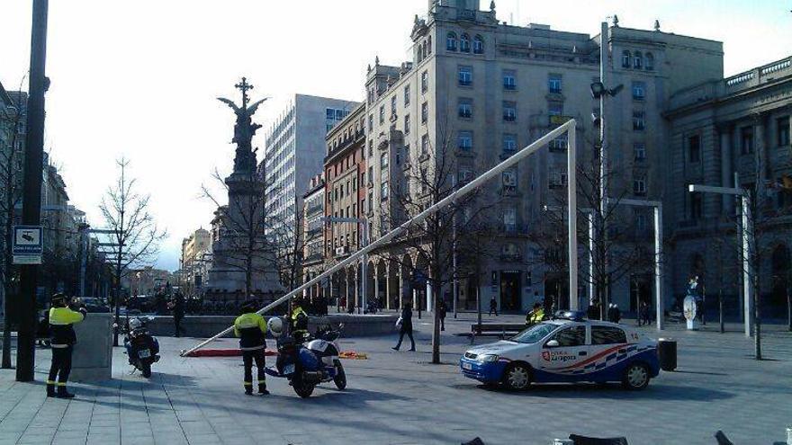 El fuerte viento derriba la bandera de la plaza de España