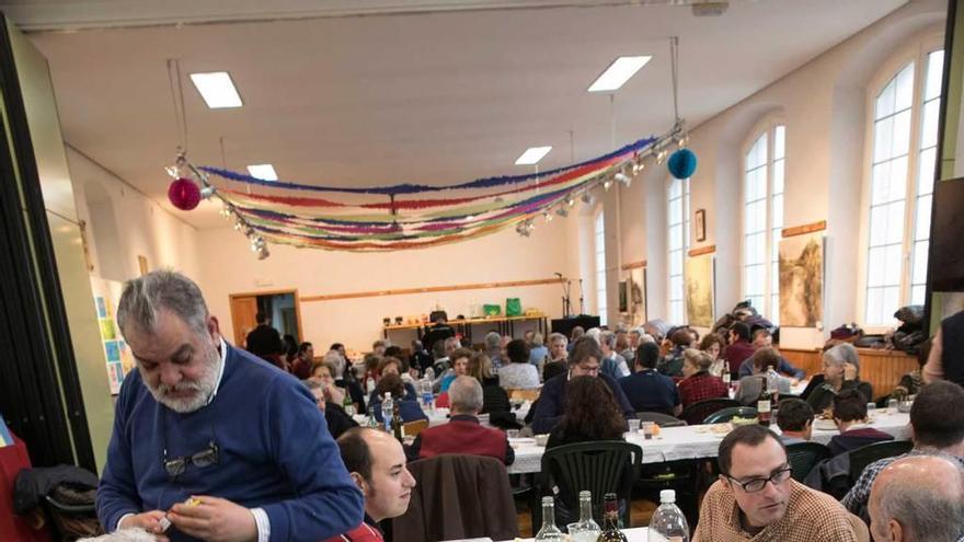 Aspecto que presentaba el centro social de Bueño durante la corderada de las fiestas de San Juan de Mata, ayer.