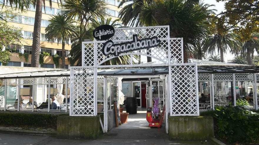 Una de las entradas a la cafetería Copacabana en los jardines de Méndez Núñez.