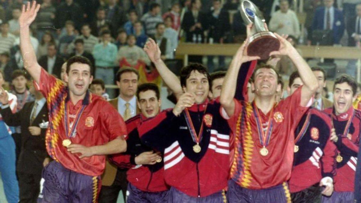 Paulo Roberto levanta el trofeo de campeón del Europeo celebrado en 1996 en Córdoba.