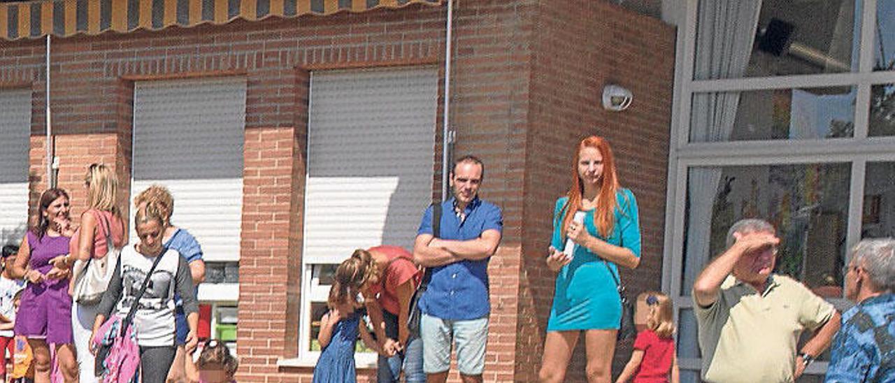 Foto de archivo de niños en el patio de un colegio de Alicante.