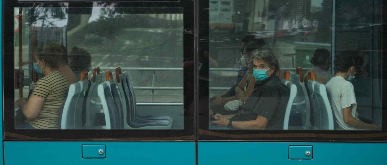 Usuarios del tranvía del área metropolitana de Tenerife.