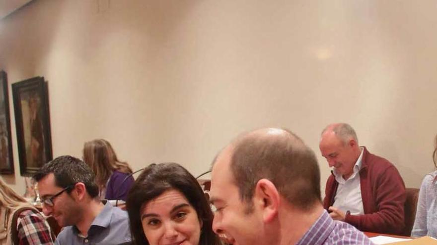 La concejala socialista Yolanda Alonso, ayer, sirviendo agua a su compañero Luis Ramón Fernández Huerga en el Pleno municipal.