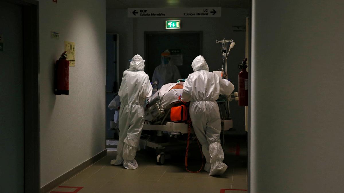 Un paciente es trasladado a la uci del Hospital de Cascais.