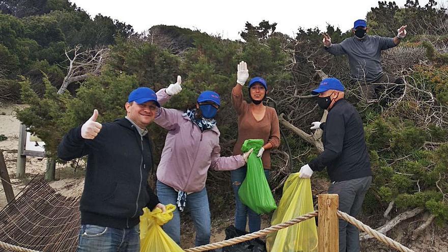 Competición y recogida selectiva de basura en el pinar de Cala Agulla