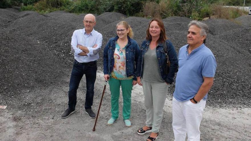 Por la izquierda, el presidente de la gestora del PSOE, Hilario Feito, y los concejales Gloria Muñoz, Norma Rebollo y Eduardo Martín, en la parcela de Oñón con el asfalto acumulado.