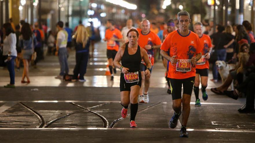 Varios atletas de la LPA Night Run corren por la calle Mayor de Triana el pasado sábado día 7 de noviembre.