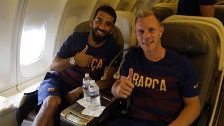 Arda Turan i Ter Stegen a l&#039;avió.