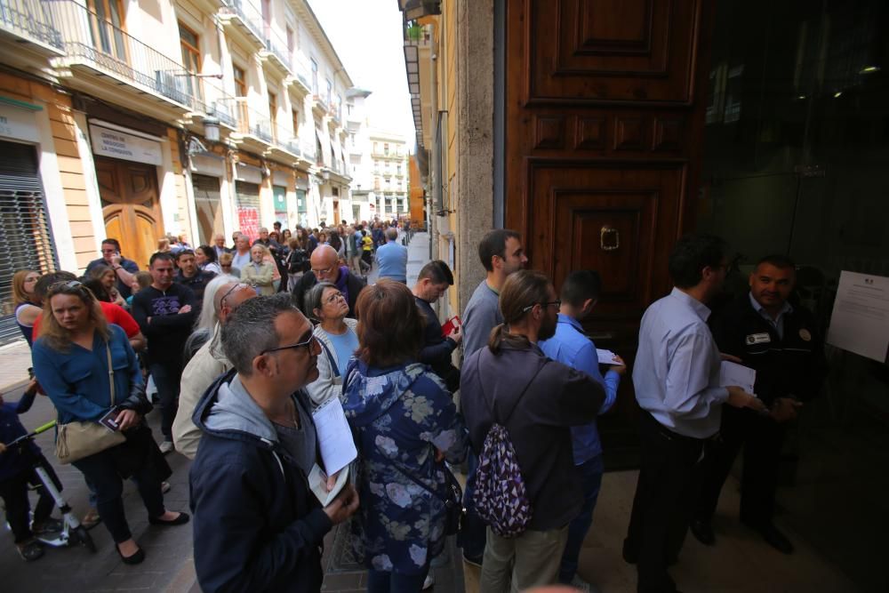 Ciudadanos franceses votan en València en la primera vuelta de las elecciones galas.