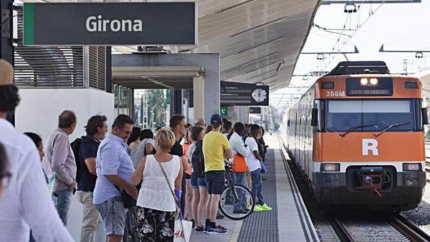 Nombrosos usuaris esperant l&#039;arribada d&#039;un tren, ahir a l&#039;estació de Girona.