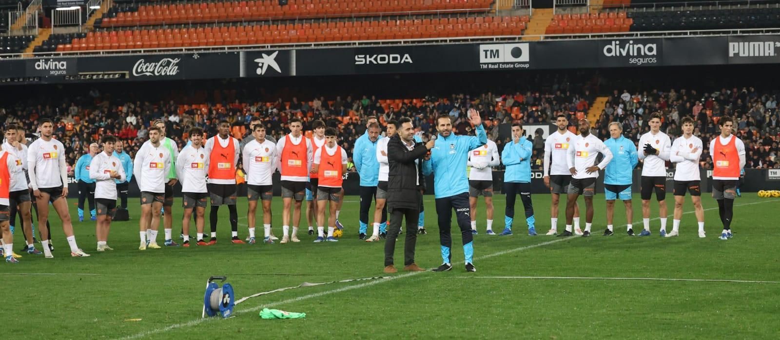 La afición se vuelca con el Valencia CF en el entrenamiento de Mestalla