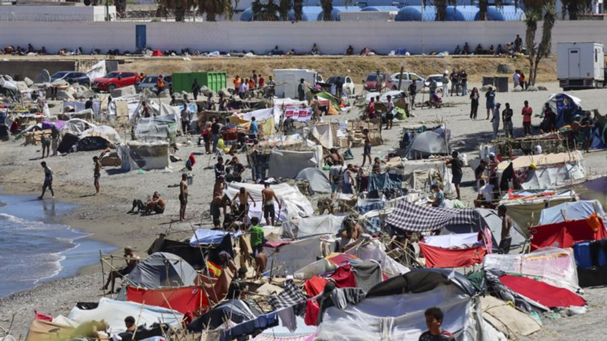 Vista de la playa del Trampolín de Ceuta atestada de migrantes.