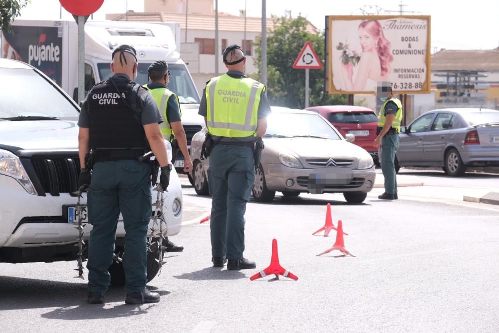 Despliegue de la Guardia Civil en el barrio del Rincón de Redován para poner coto a la venta al menudeo de droga