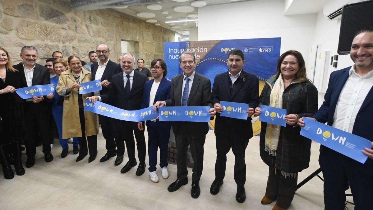 Caballero, Regades, Blanco, Silva, Rivas, Aguiar y Ortiz con directivos de la asociación.