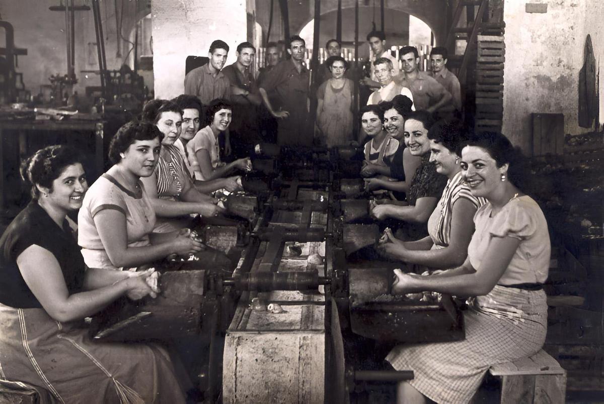 Mujeres trabajando en una fábrica de conservas.