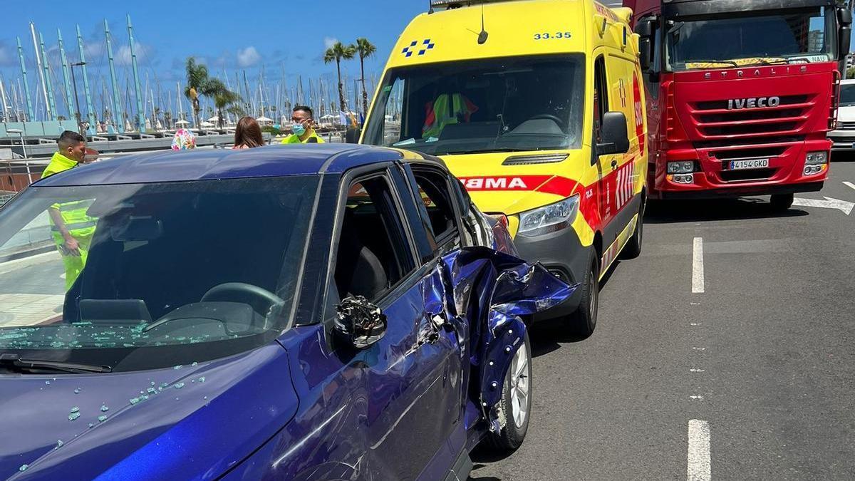 Los dos vehículos implicados en la colisión ocurrida en el acceso al Julio Luengo.