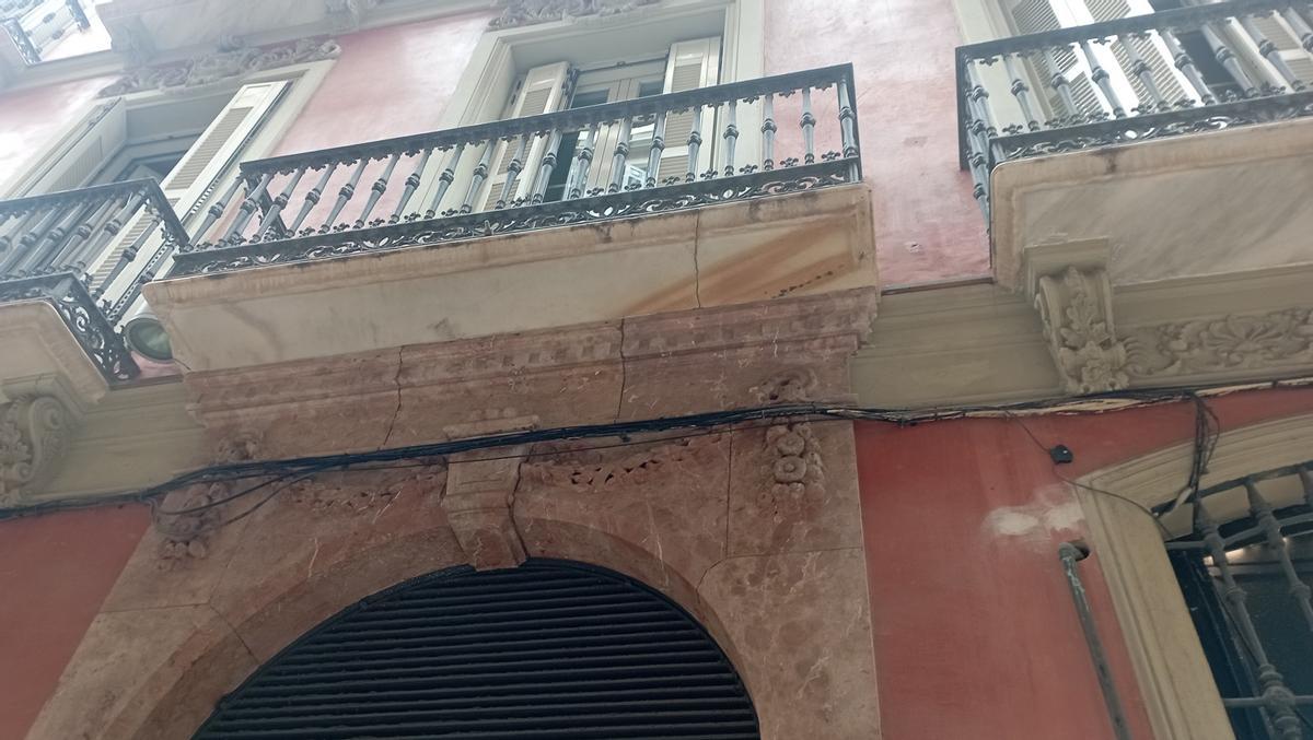 Ni el hotel de la calle Nicasio Calle se libra de la plaga de los cables por un edificio histórico.